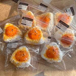 ข้าวปั้นไข่เค็ม สกุชชี่บีบนุ่มคืนตัวช้า TPR ของเล่นบีบคลายเครียด เวอร์ชั่นเดียวกับ Xiaohongshu